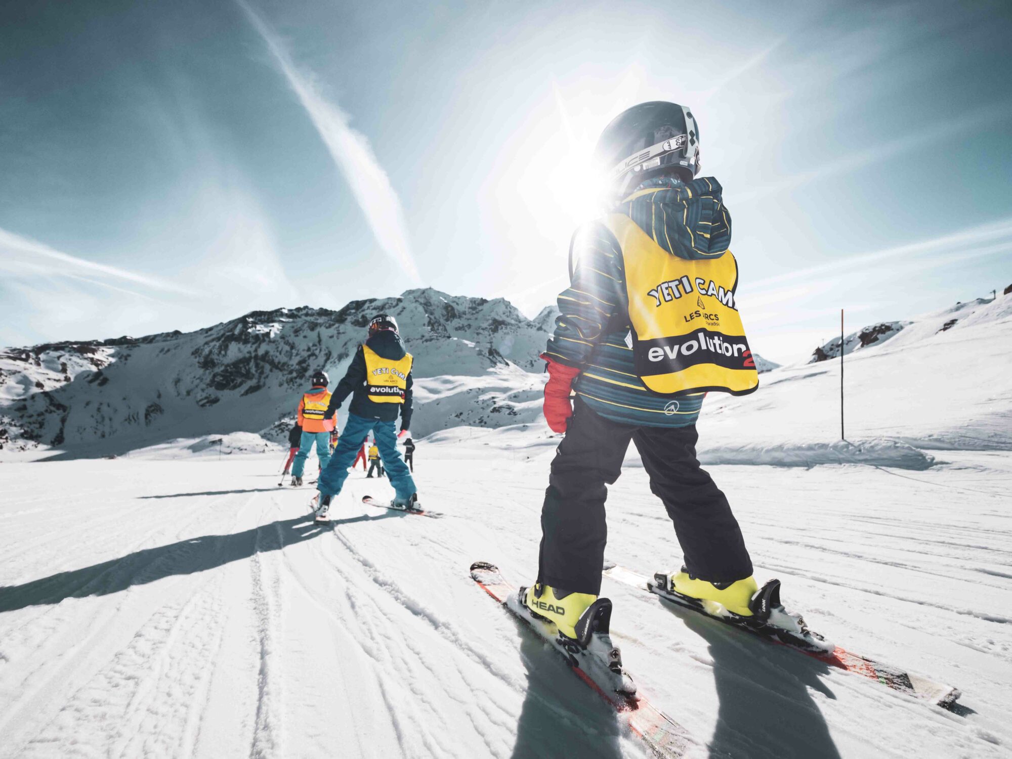 Attache-skis pour l'apprentissage du chasse-neige